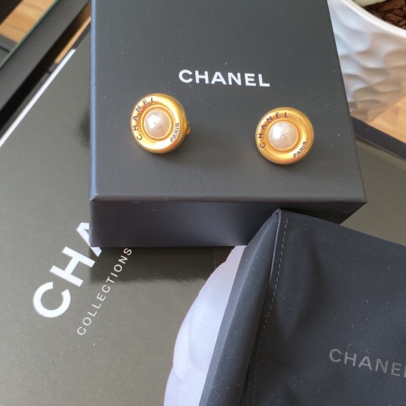 Chanel Vintage Clip On Earrings - Picture 2 of 7